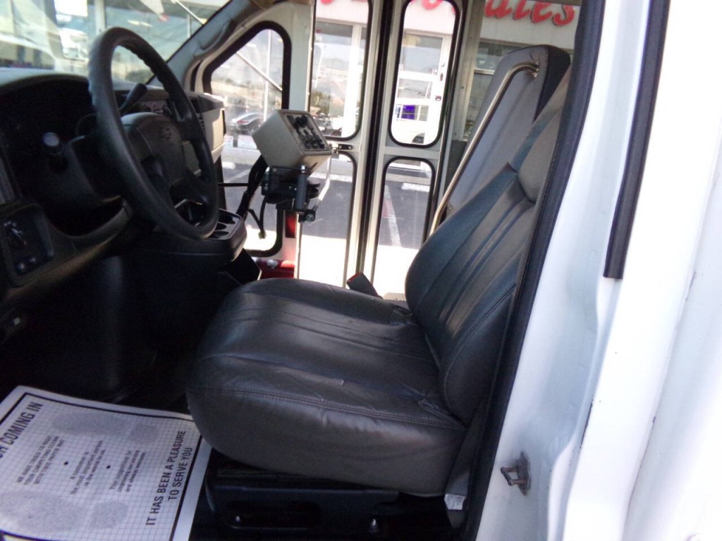 2006 Chevrolet Express Image 12