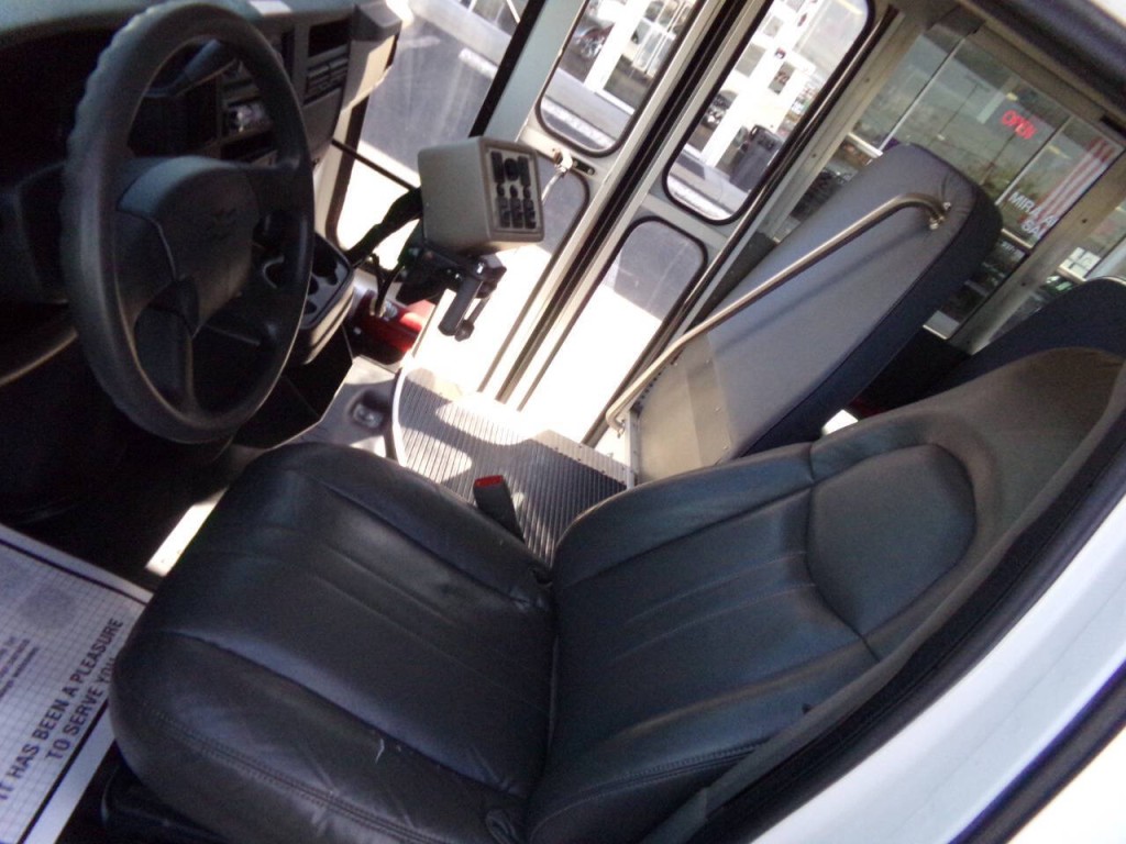 2006 Chevrolet Express Image 13