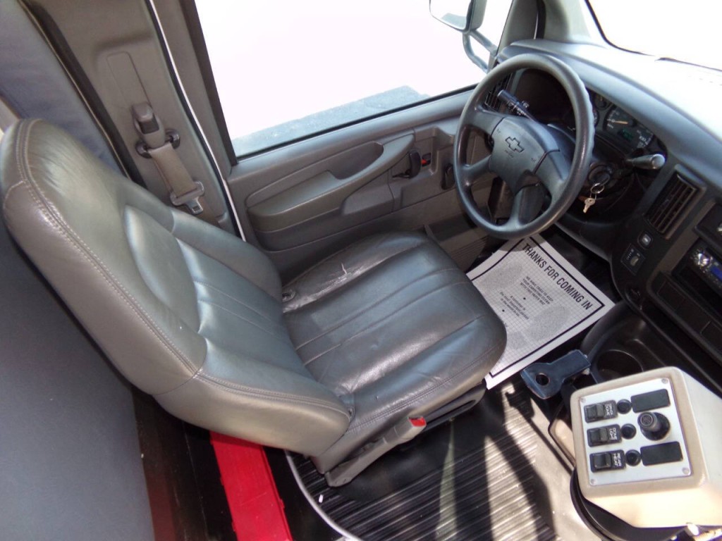 2006 Chevrolet Express Image 18