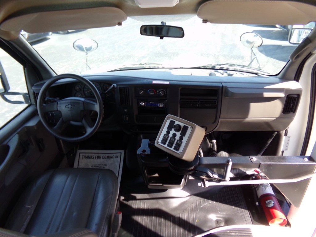 2006 Chevrolet Express Image 19