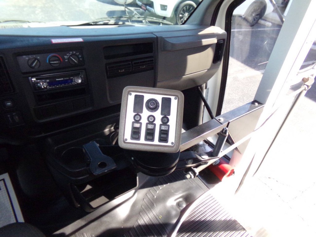 2006 Chevrolet Express Image 20