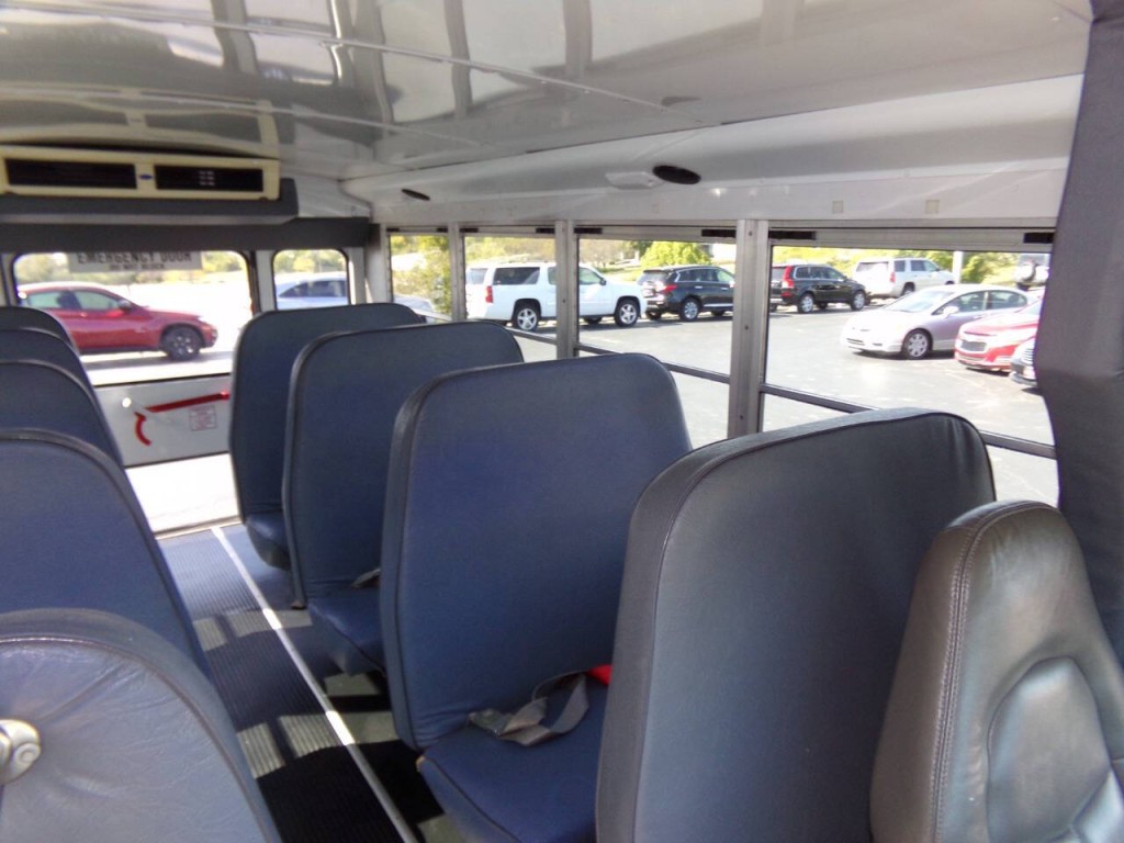 2006 Chevrolet Express Image 28