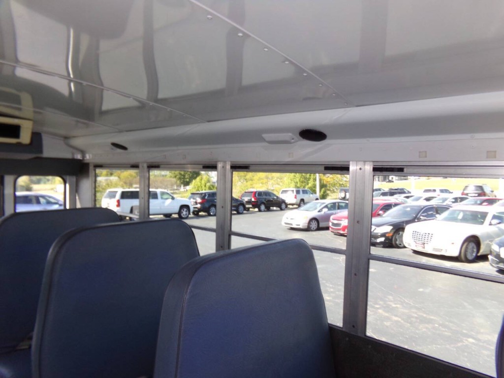 2006 Chevrolet Express Image 30