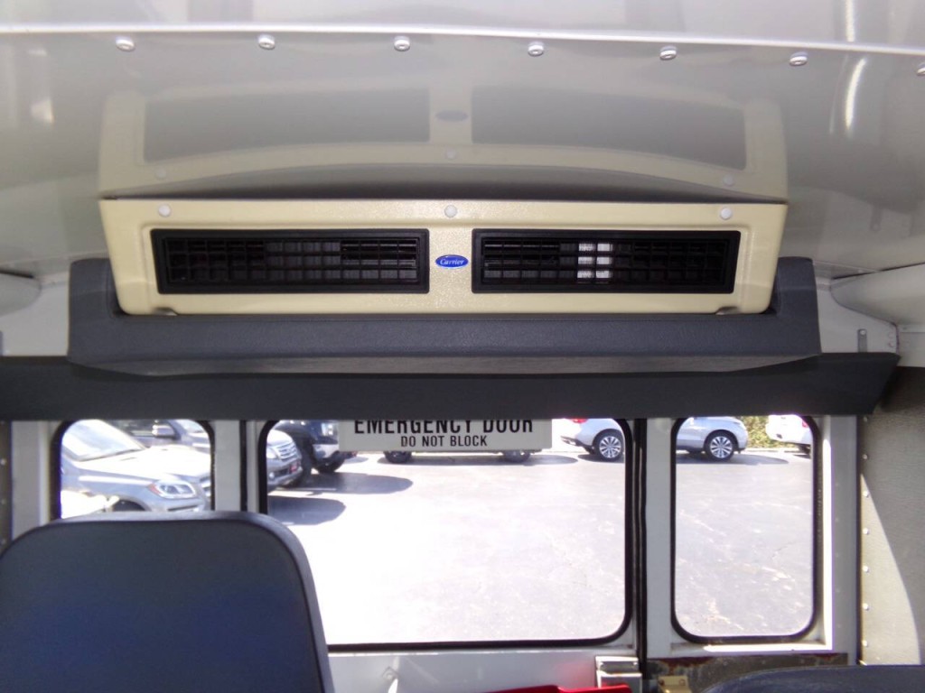 2006 Chevrolet Express Image 32