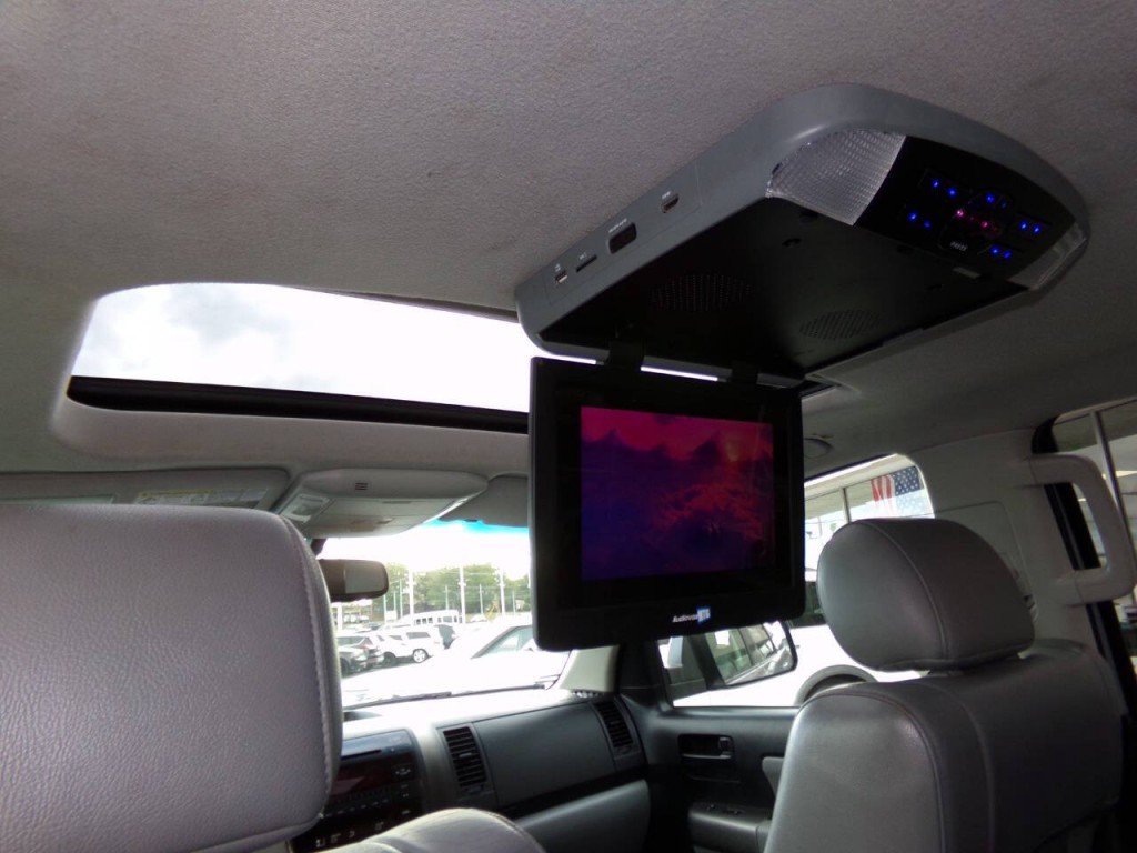 2011 Toyota Sequoia Image 21