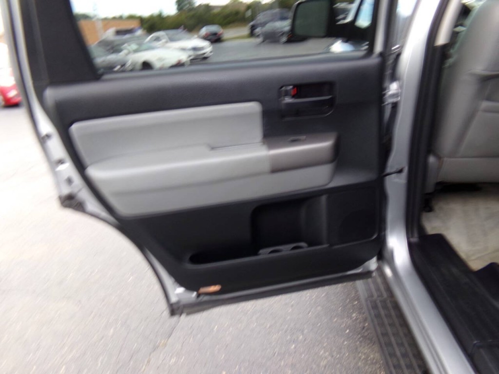 2011 Toyota Sequoia Image 23