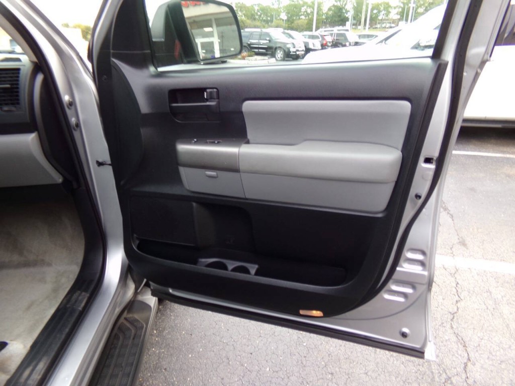 2011 Toyota Sequoia Image 39