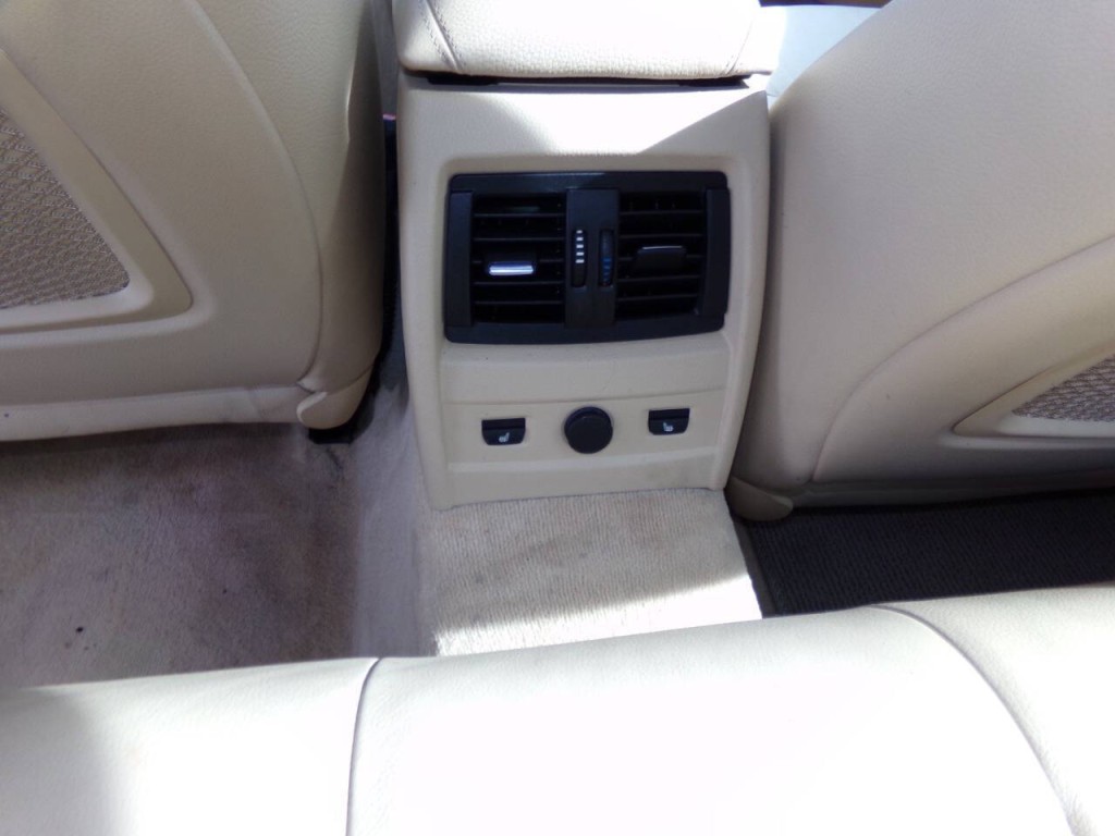 2013 BMW 3 Series Image 15