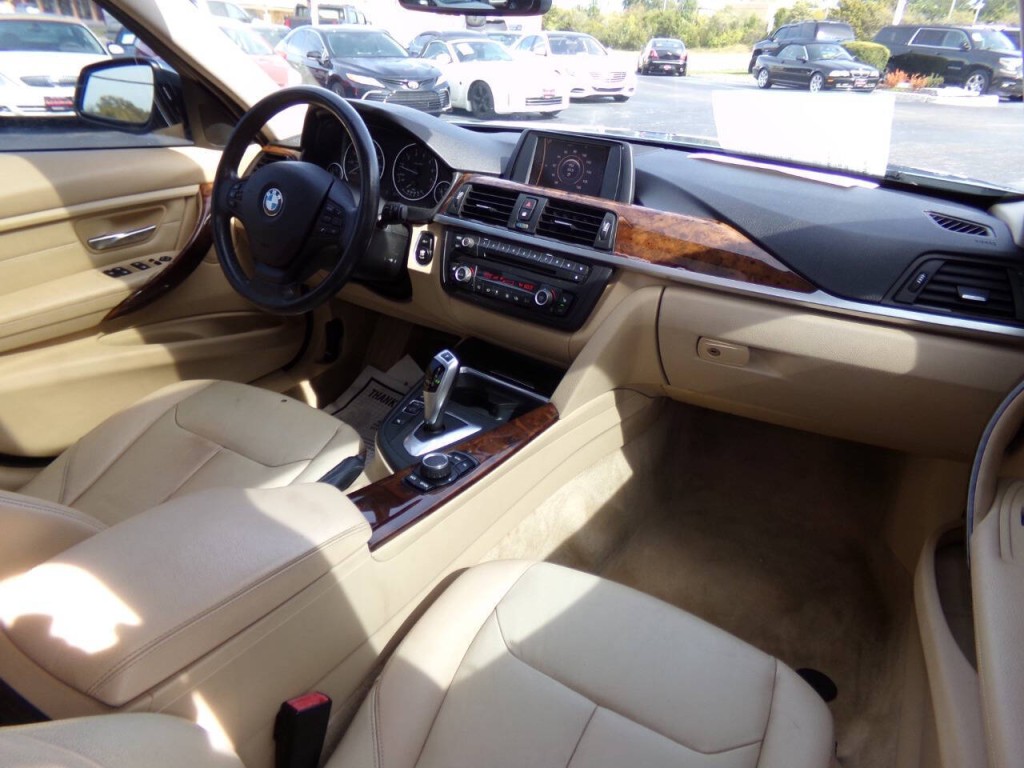 2013 BMW 3 Series Image 24