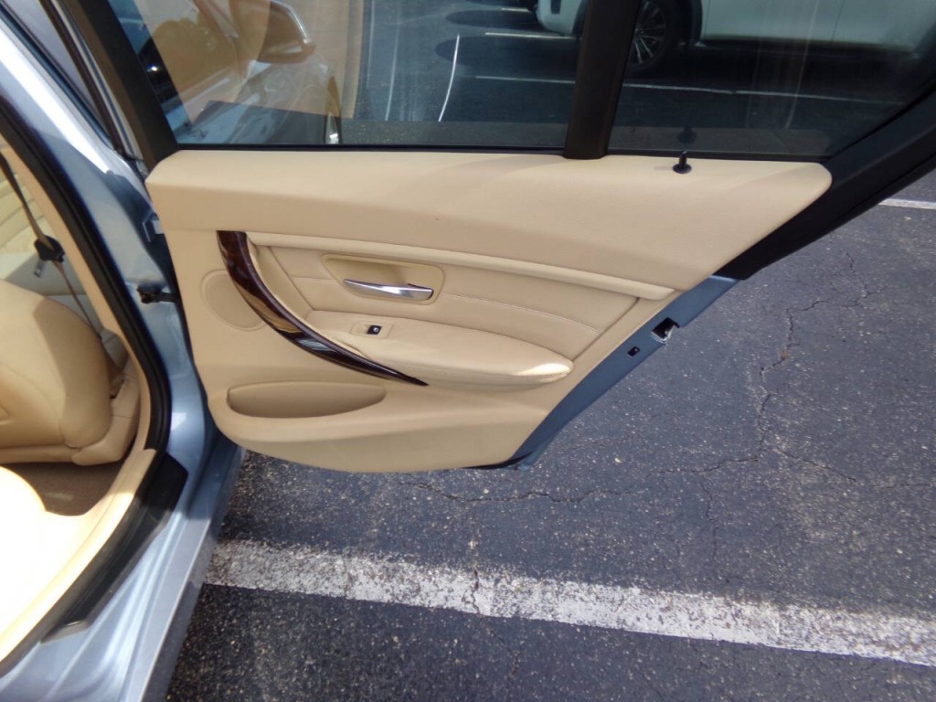 2013 BMW 3 Series Image 25