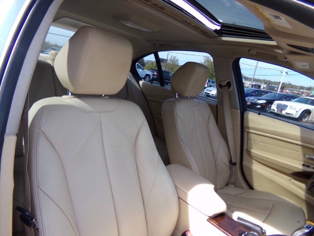 2013 BMW 3 Series Image 28