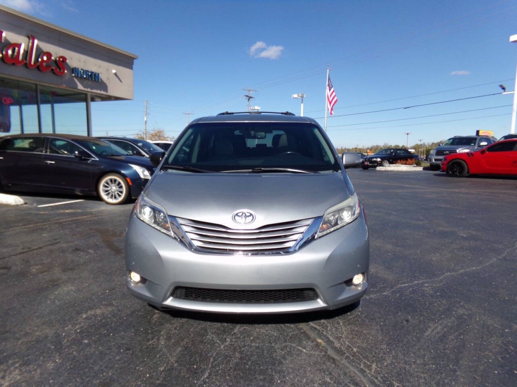 2015 Toyota Sienna Image 2