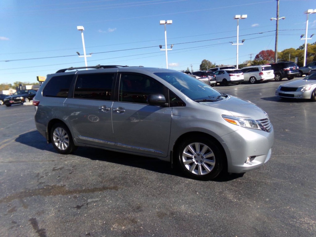 2015 Toyota Sienna Image 3
