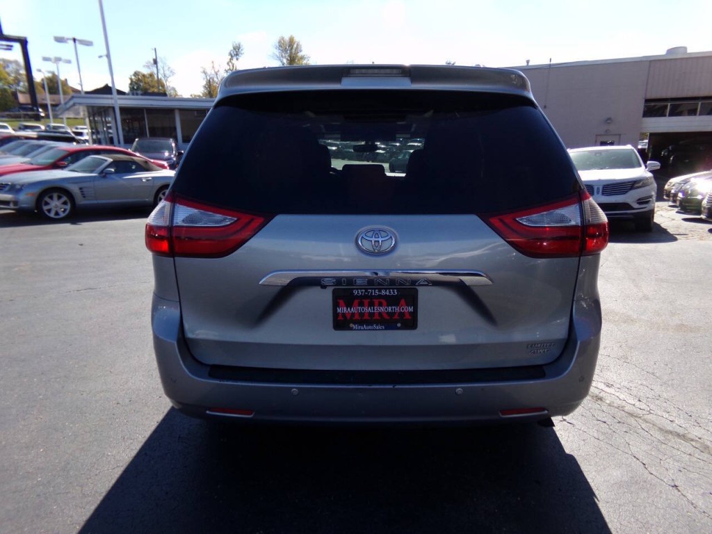 2015 Toyota Sienna Image 4