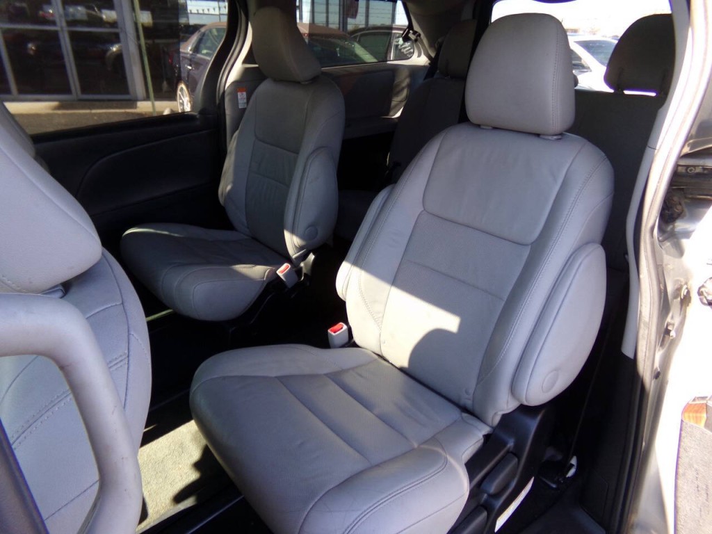 2015 Toyota Sienna Image 8