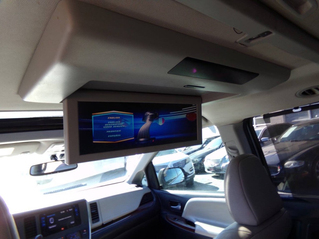 2015 Toyota Sienna Image 9