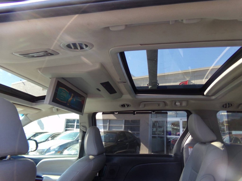 2015 Toyota Sienna Image 10