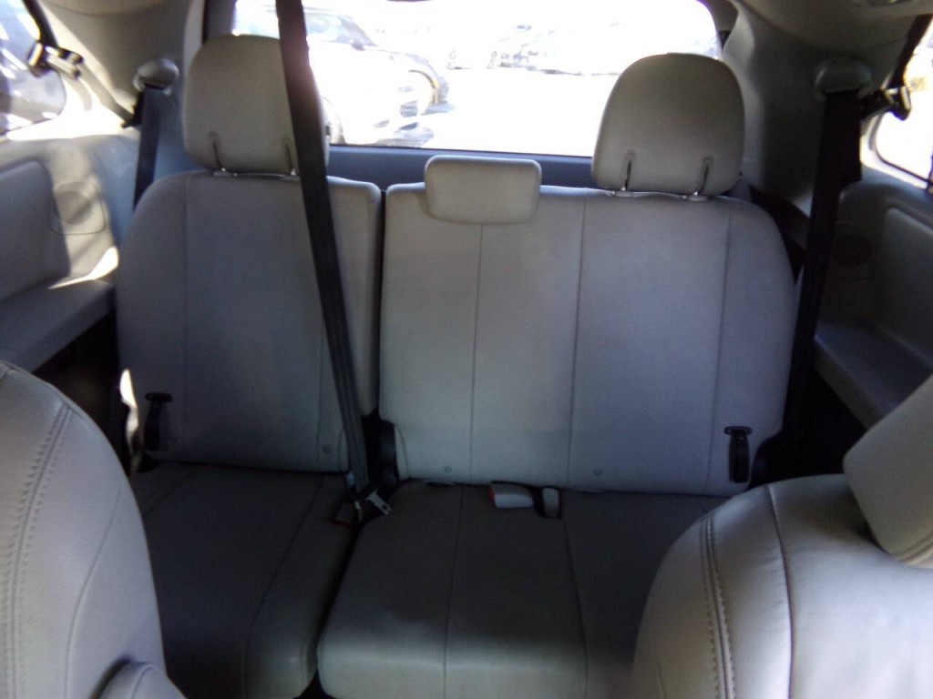 2015 Toyota Sienna Image 12