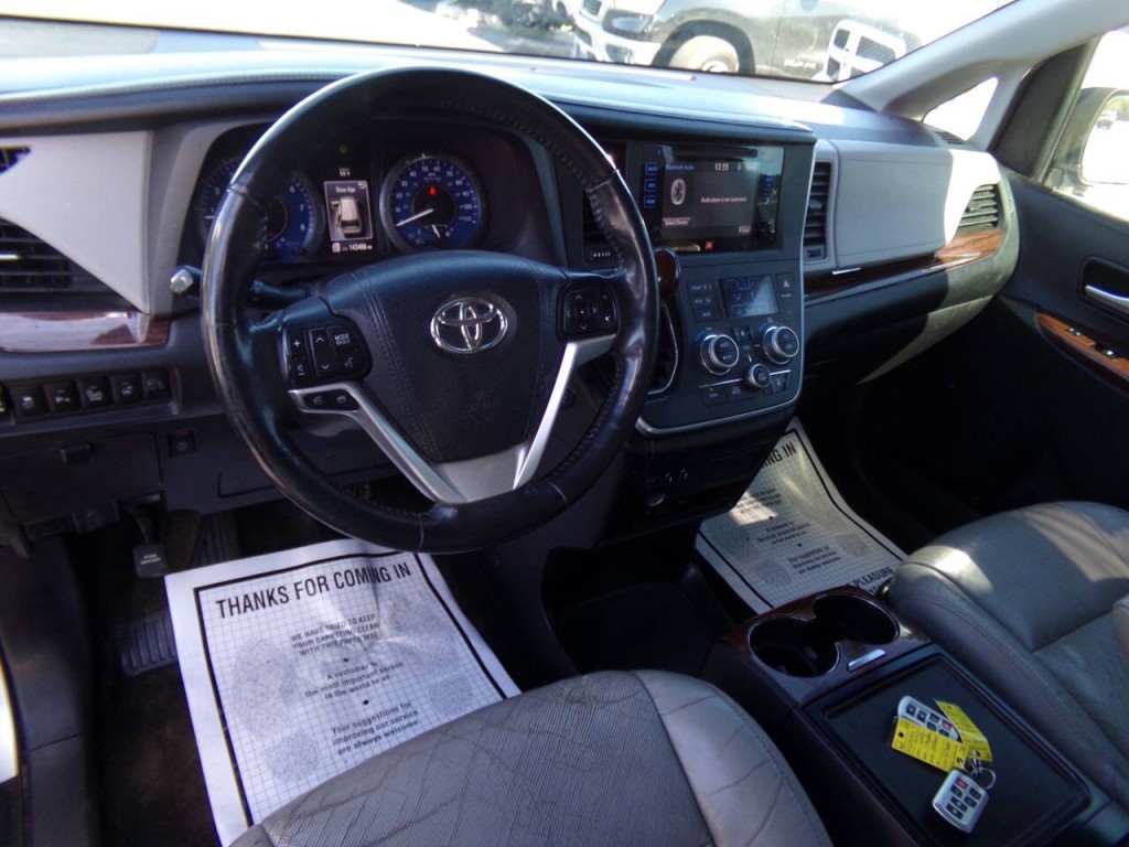 2015 Toyota Sienna Image 14