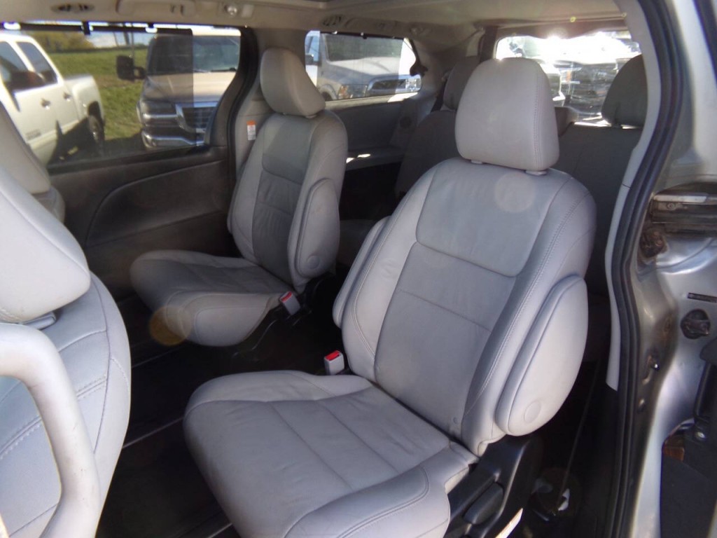 2015 Toyota Sienna Image 16