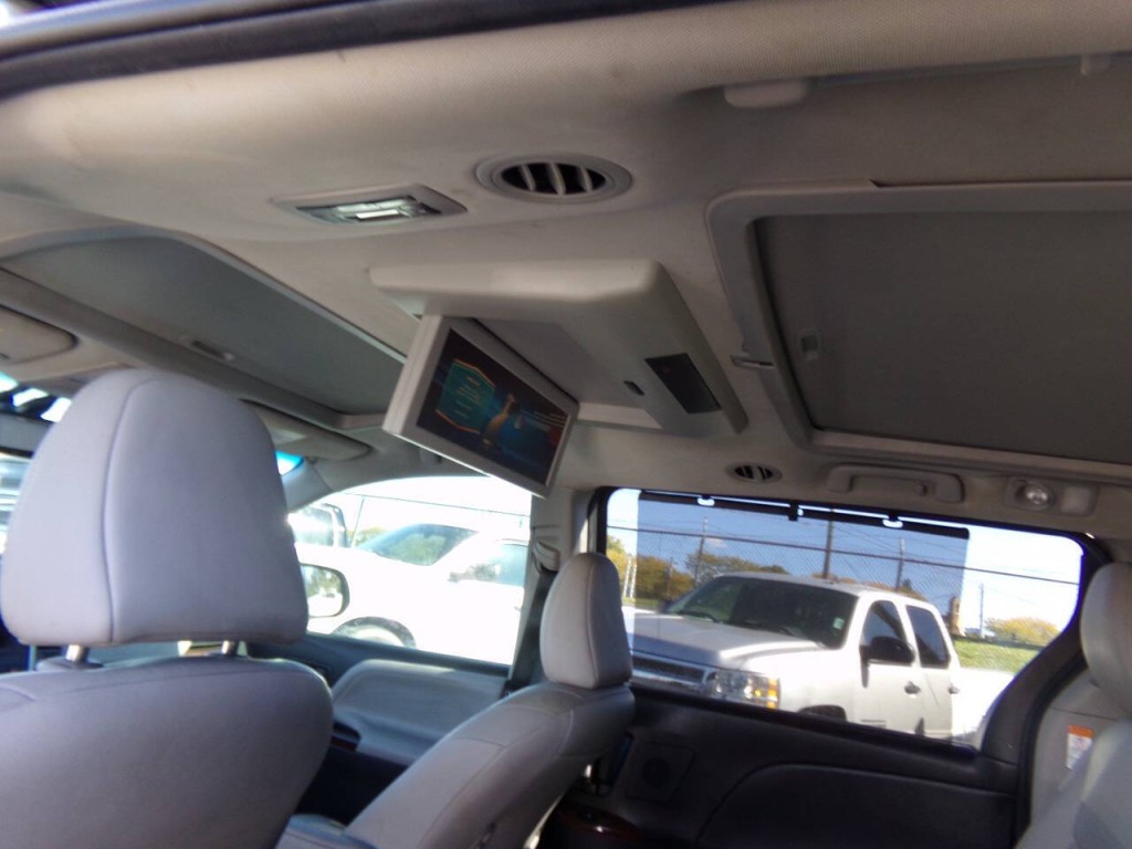 2015 Toyota Sienna Image 17