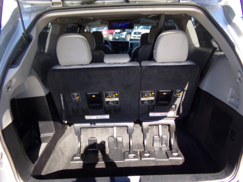2015 Toyota Sienna Image 18