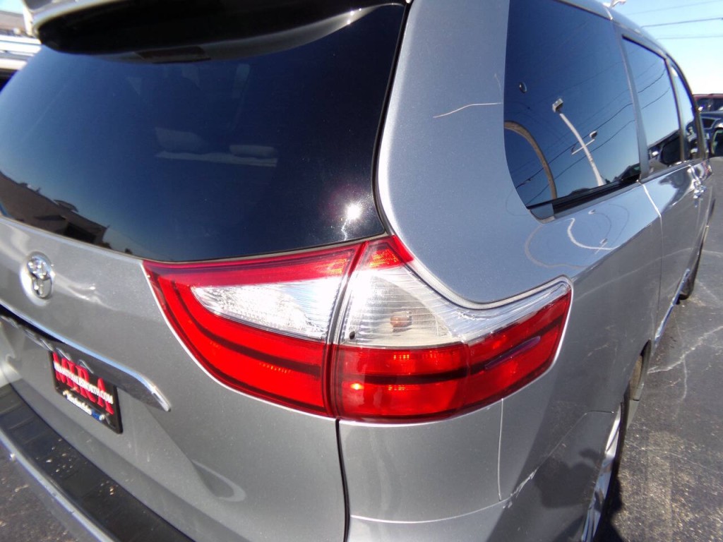 2015 Toyota Sienna Image 22