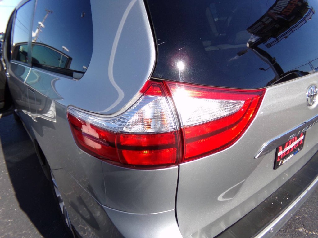 2015 Toyota Sienna Image 23