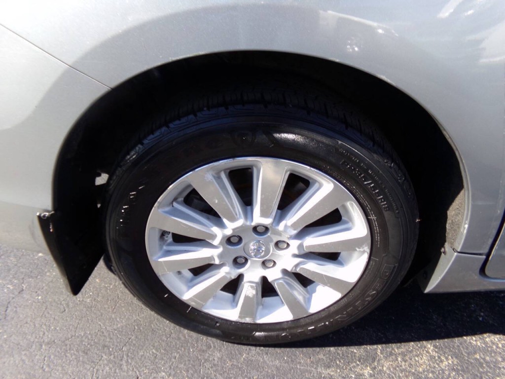2015 Toyota Sienna Image 24