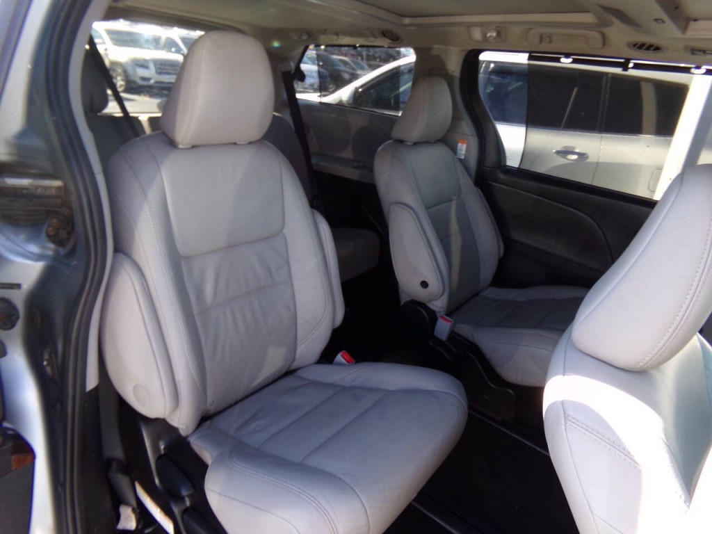 2015 Toyota Sienna Image 25
