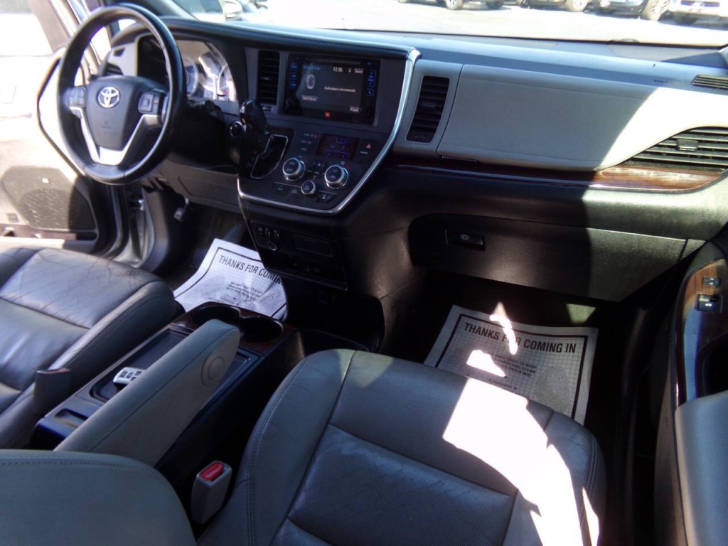 2015 Toyota Sienna Image 27