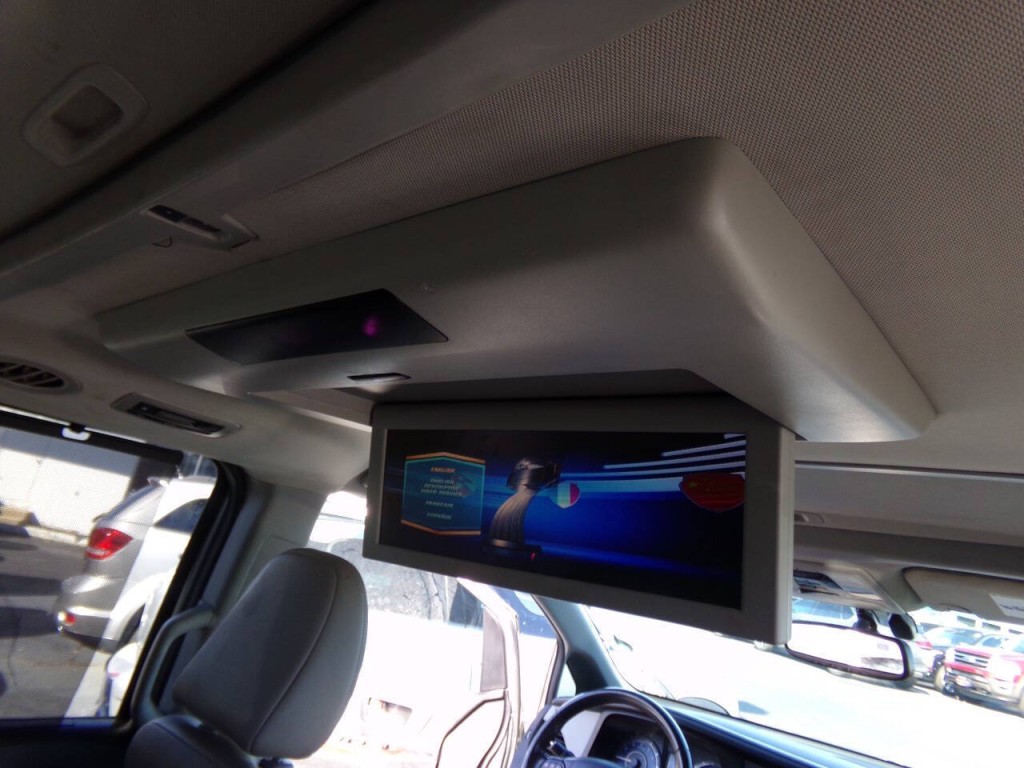 2015 Toyota Sienna Image 28