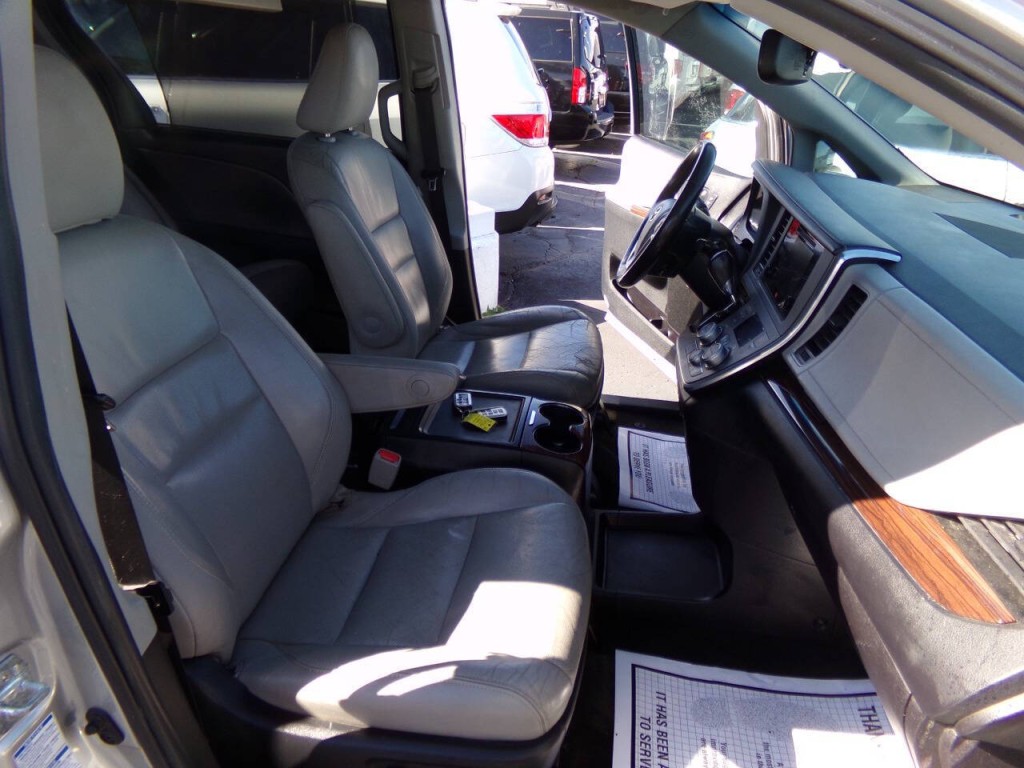 2015 Toyota Sienna Image 29