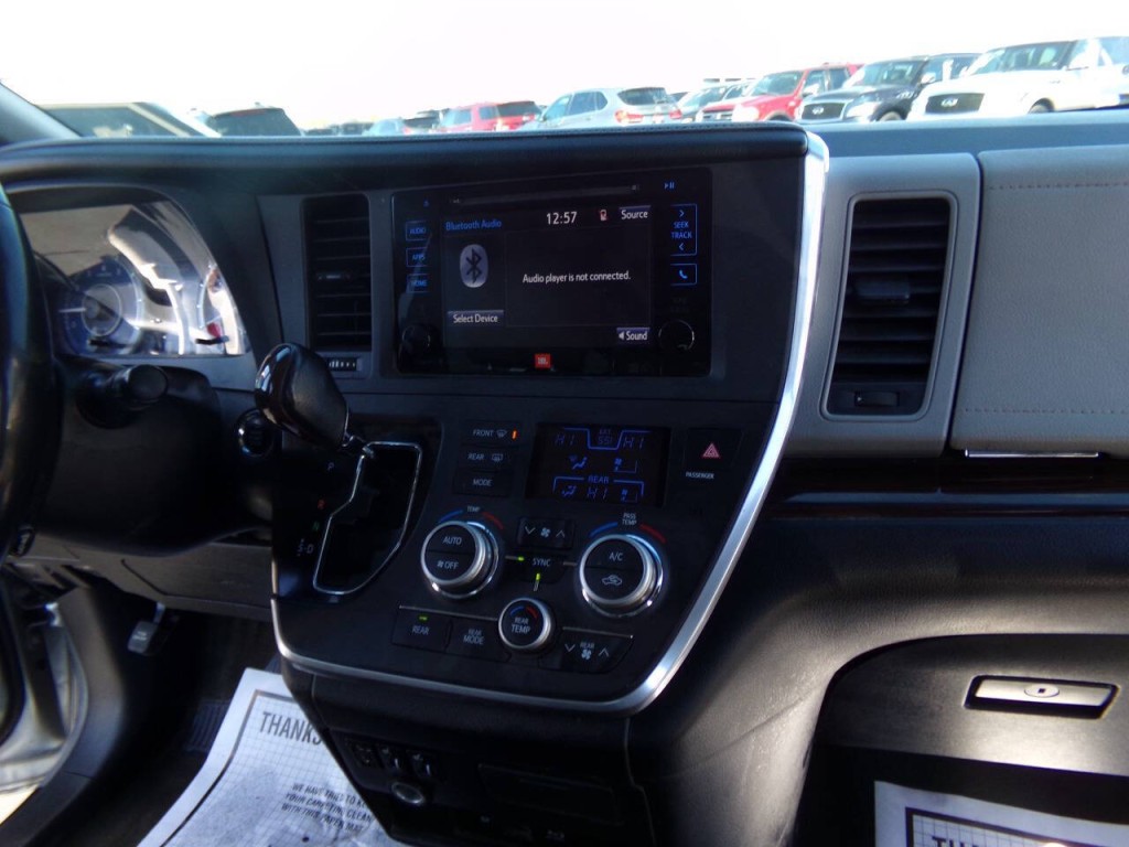 2015 Toyota Sienna Image 30