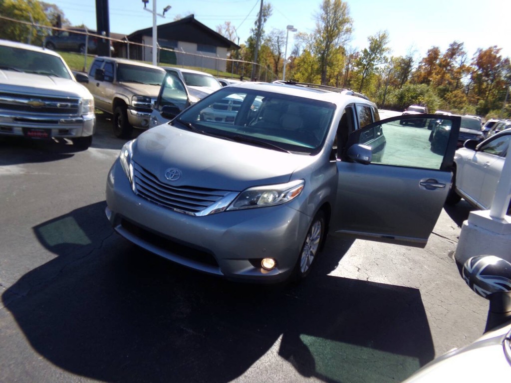 2015 Toyota Sienna Image 34