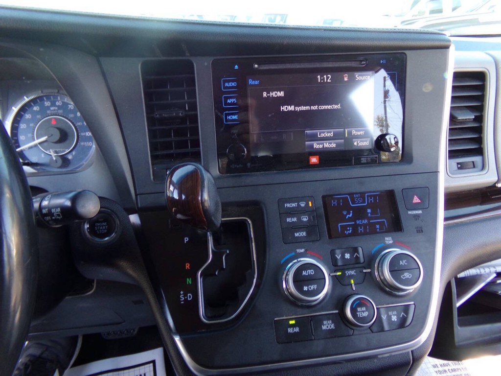 2015 Toyota Sienna Image 37