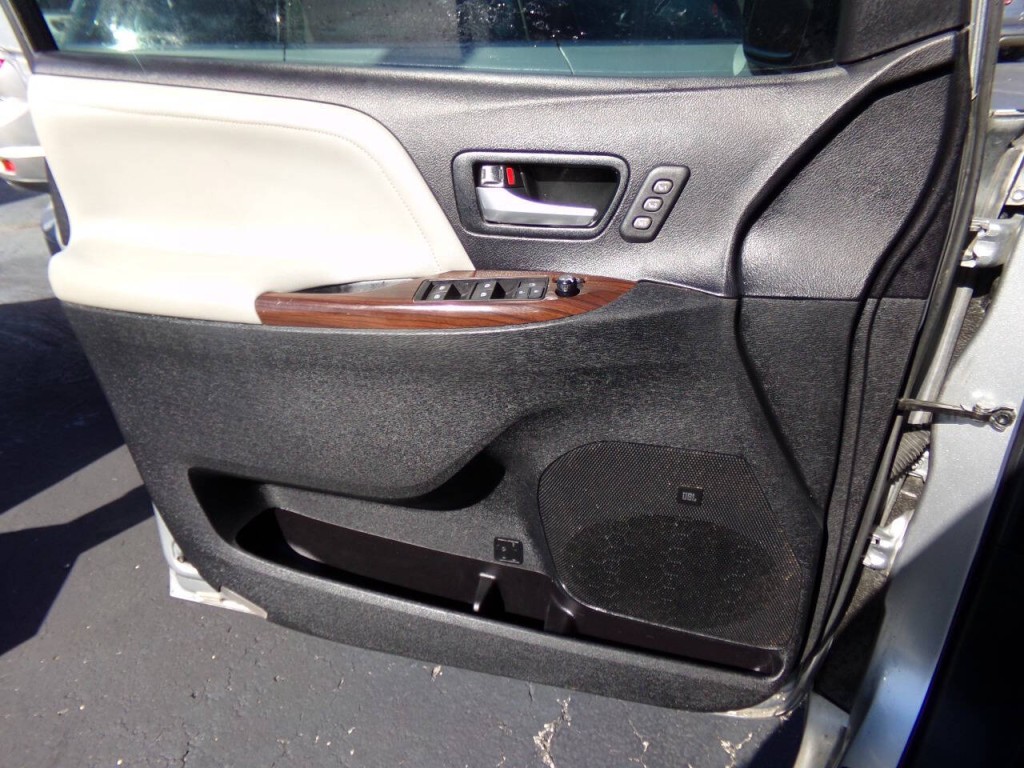 2015 Toyota Sienna Image 40