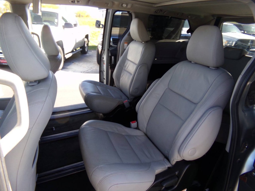 2015 Toyota Sienna Image 41