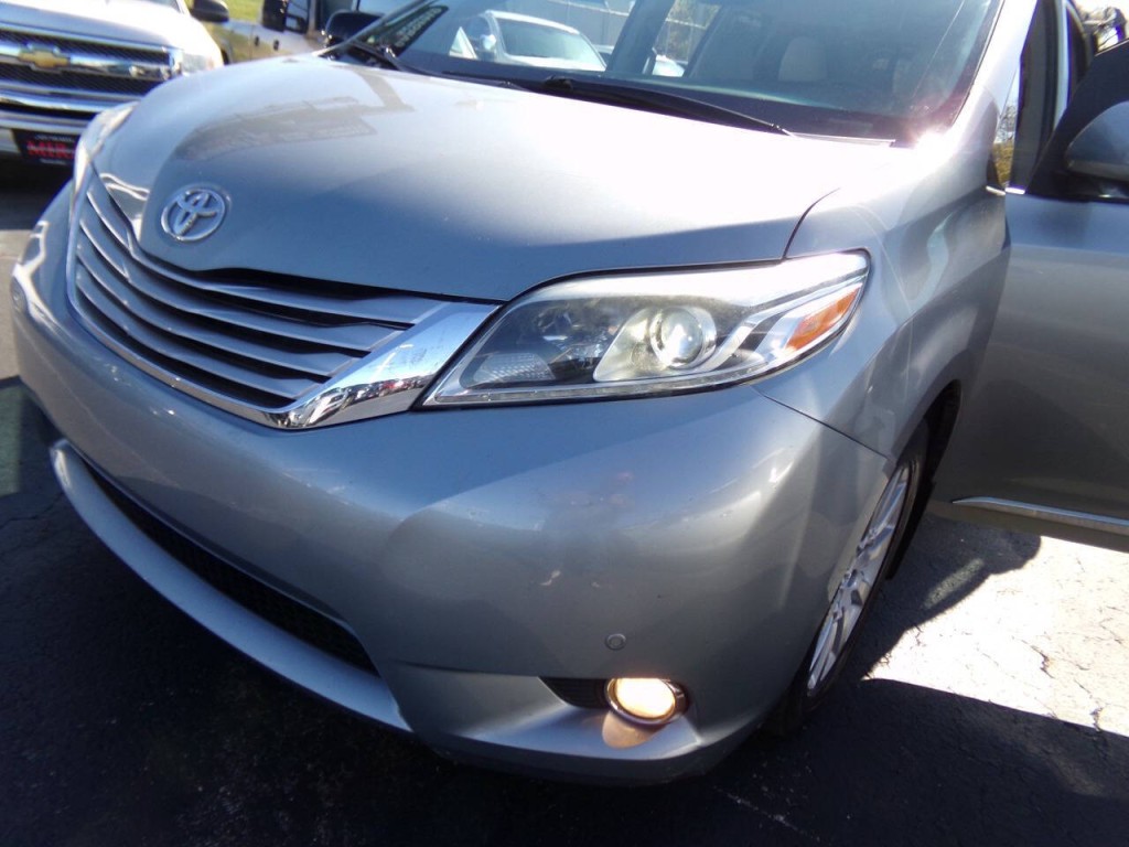 2015 Toyota Sienna Image 45