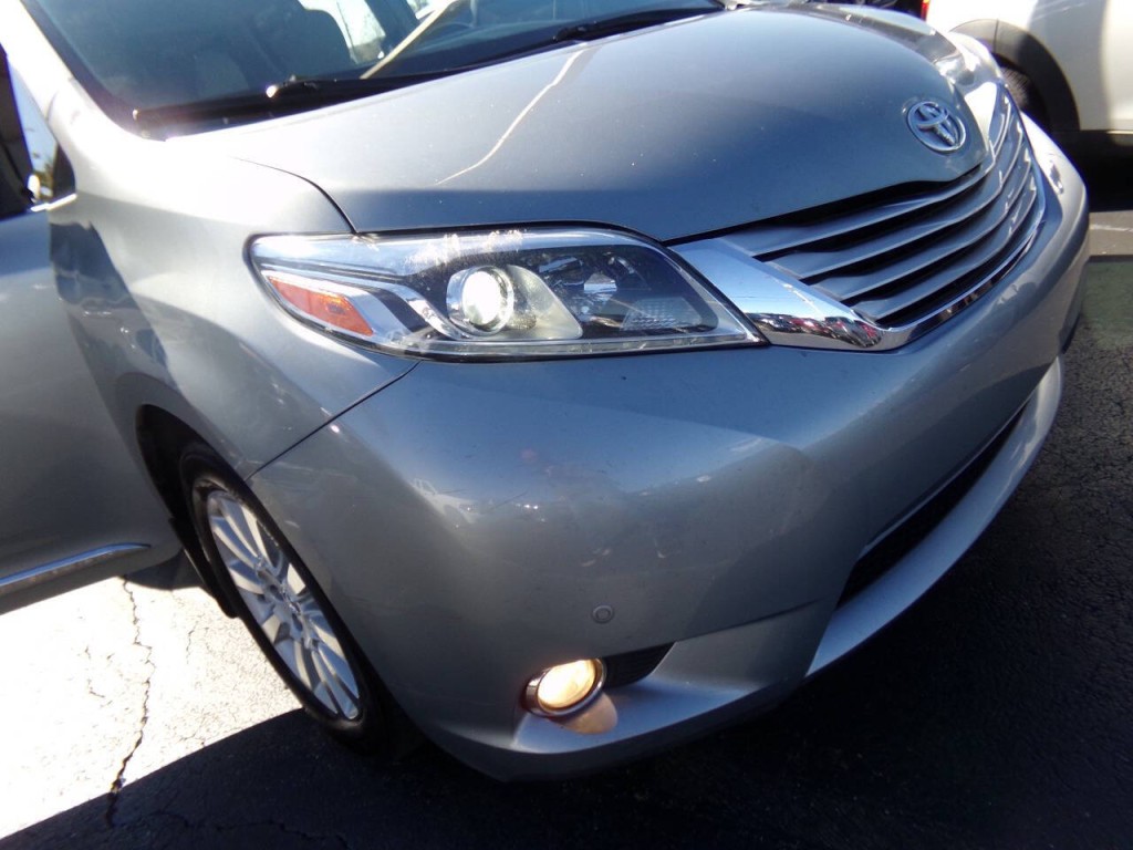 2015 Toyota Sienna Image 46