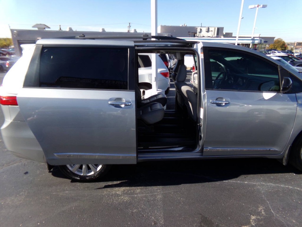 2015 Toyota Sienna Image 47