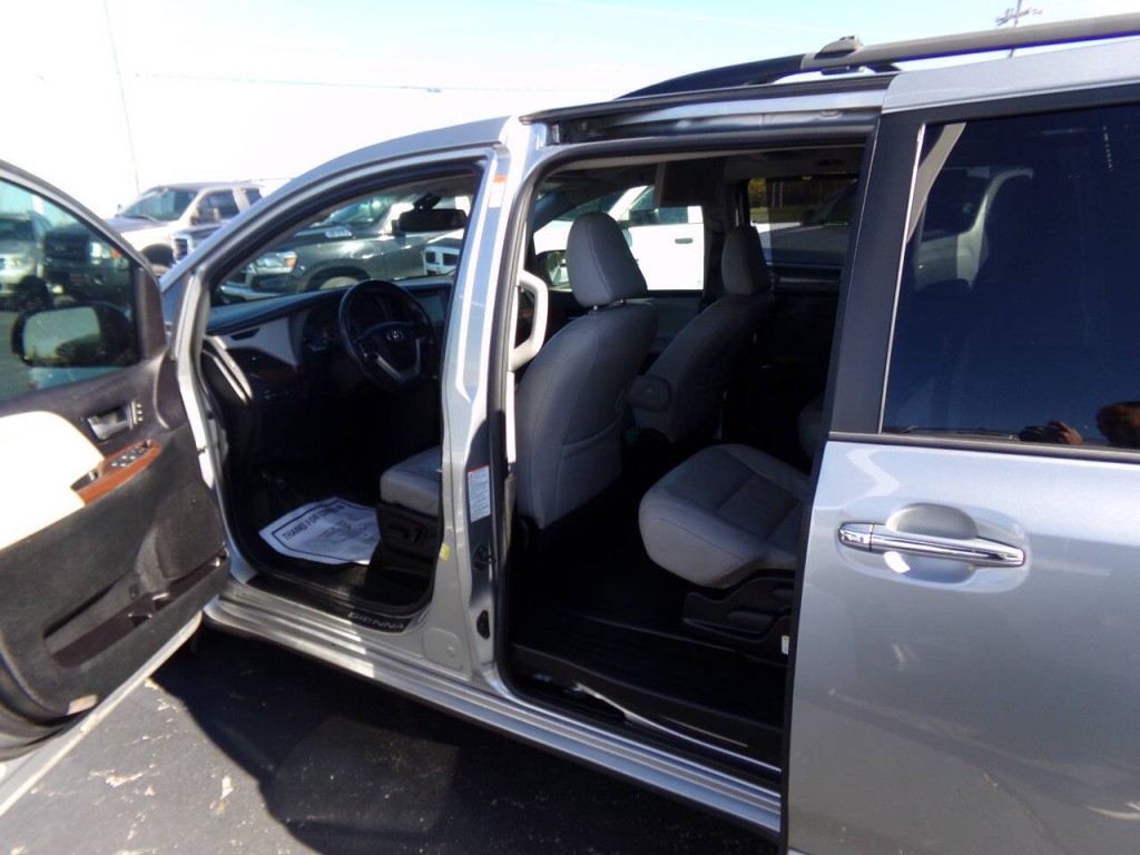 2015 Toyota Sienna Image 49