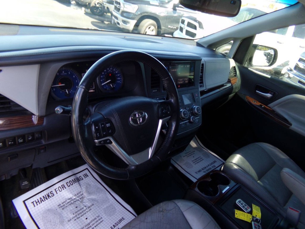 2015 Toyota Sienna Image 50