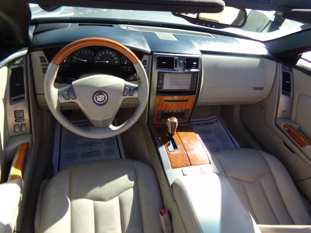 2006 Cadillac XLR Image 8
