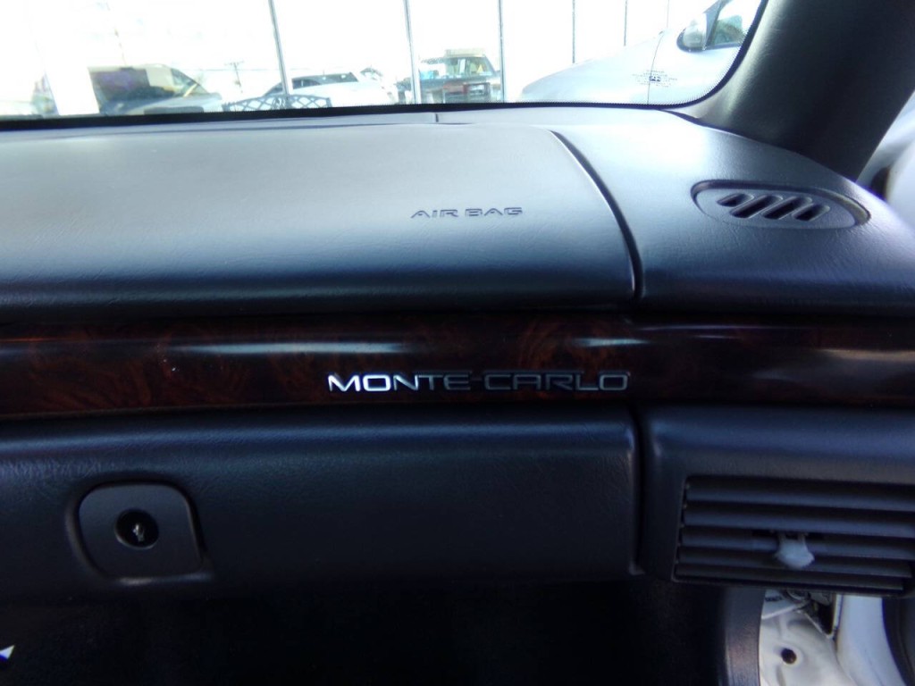 1998 Chevrolet Monte Carlo Image 22