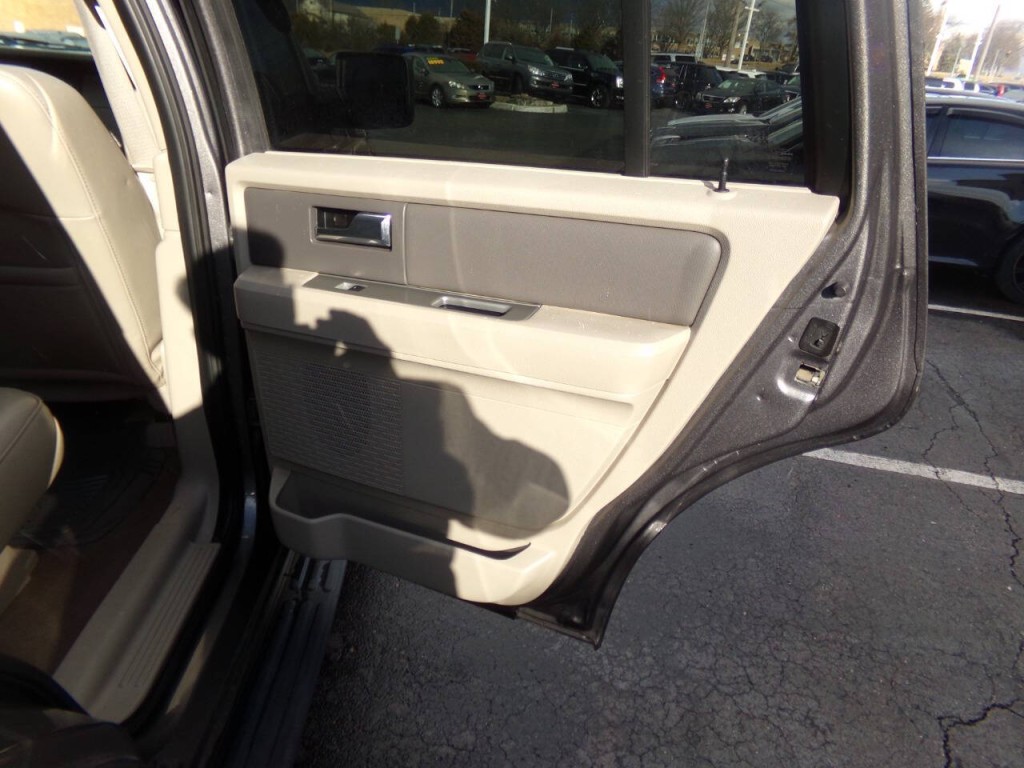 2011 Ford Expedition Image 25