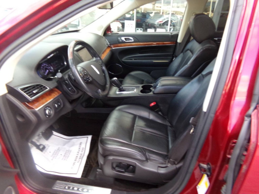 2014 Lincoln MKT Image 12