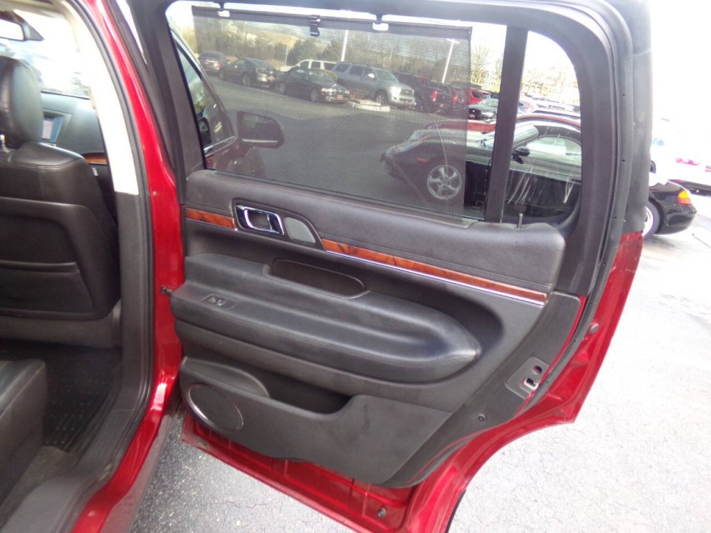 2014 Lincoln MKT Image 33