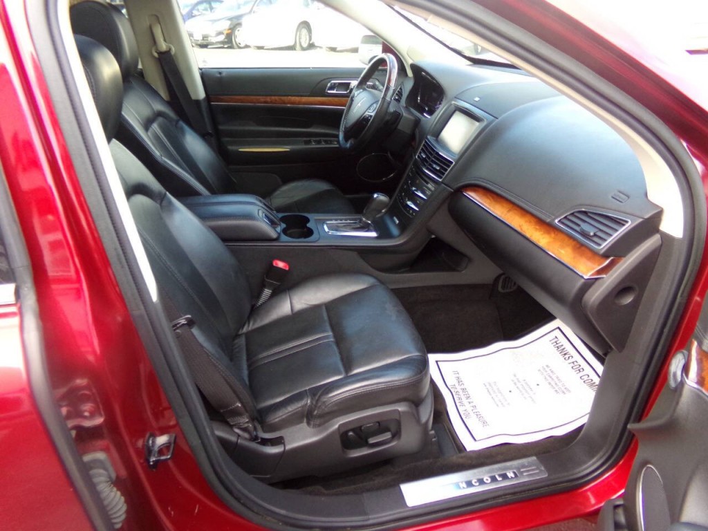 2014 Lincoln MKT Image 34