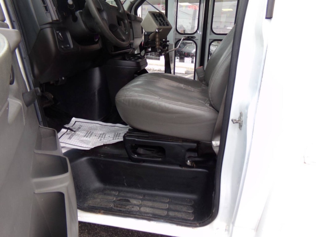 2007 Chevrolet Express Image 12